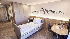 Ein komfortabel ausgestattetes Zimmer der geriatrischen Reha bei Medical Park.